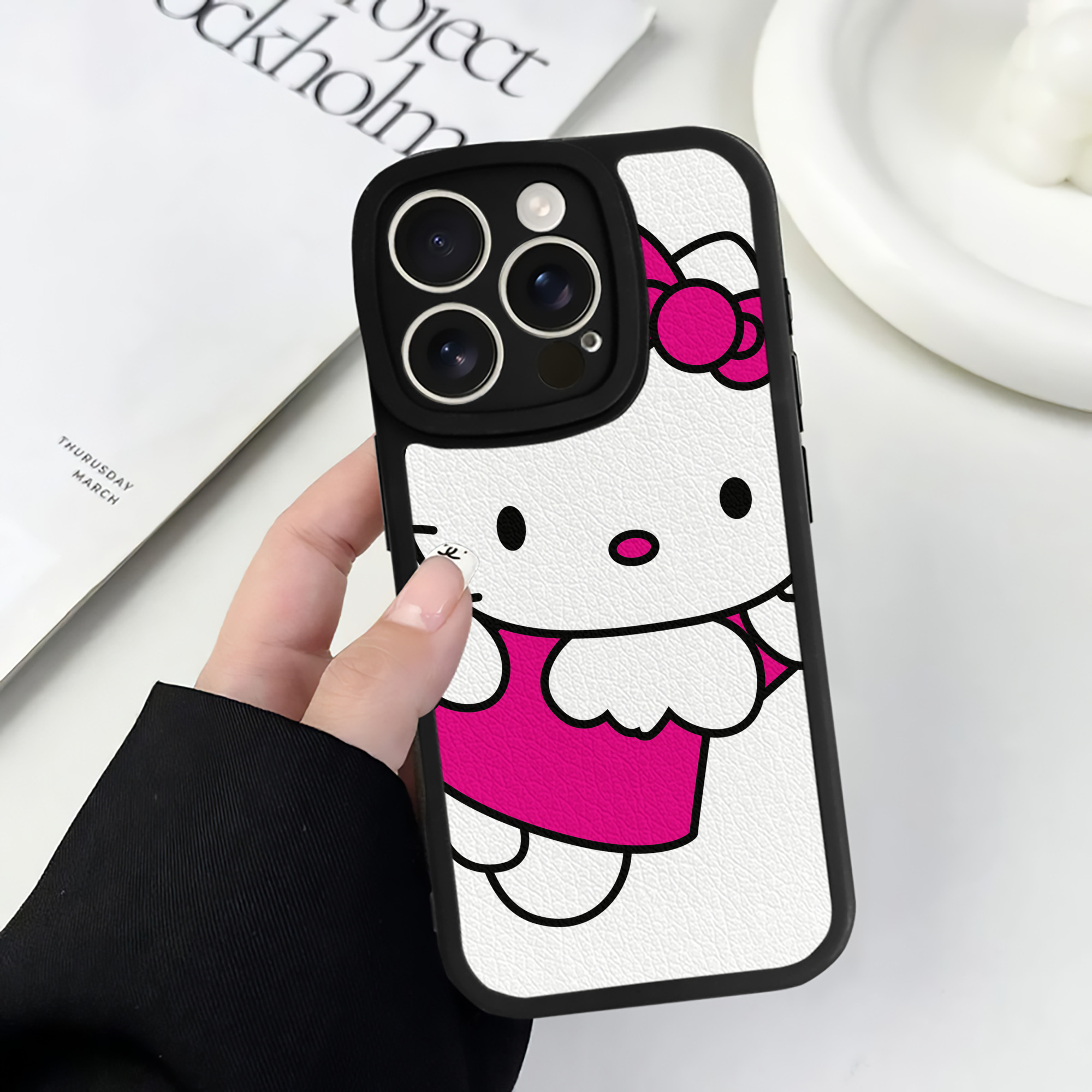 （画像用） Hello Kitty ハローキティ 【iPhone 16シリーズ対応】シリコンスマホケース（レザー調） 材質：シリコン
